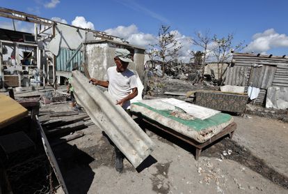 A man rebuilds his house destroyed by the passage of hurricane 'Ian', in the province of Pinar del Río (Cuba), on October 15, 2022.