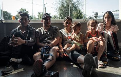 (From left to right) Leonel, 32, José, 29, Ruth, 33, and their children;  They travel together from Venezuela to the city of Texas.