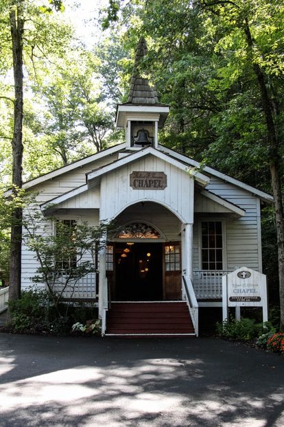 For the romantics or the most fanatical of the singer, in Dollywood there is a chapel to get married.