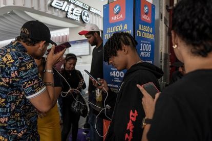 Central American migrants charging their cell phones at the Central de Autobuses del Norte, in Mexico City.