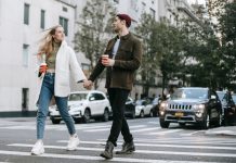 How to flirt with a woman through an app and not be rude? We tell you how to do it