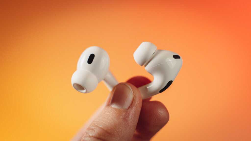 Apple AirPods Pro 2 // Source: Louise Audry for Numerama